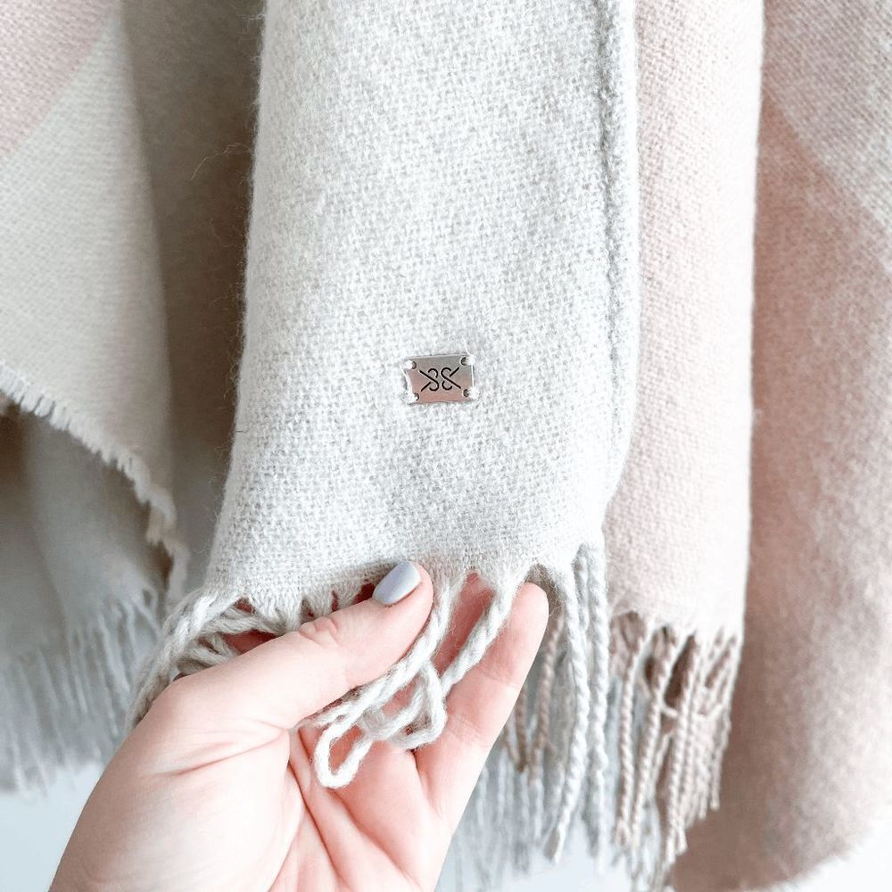 Soia & Kyo Women's Beige Pink Colorblock Fringed Poncho Cape One Size - Picture 5 of 8